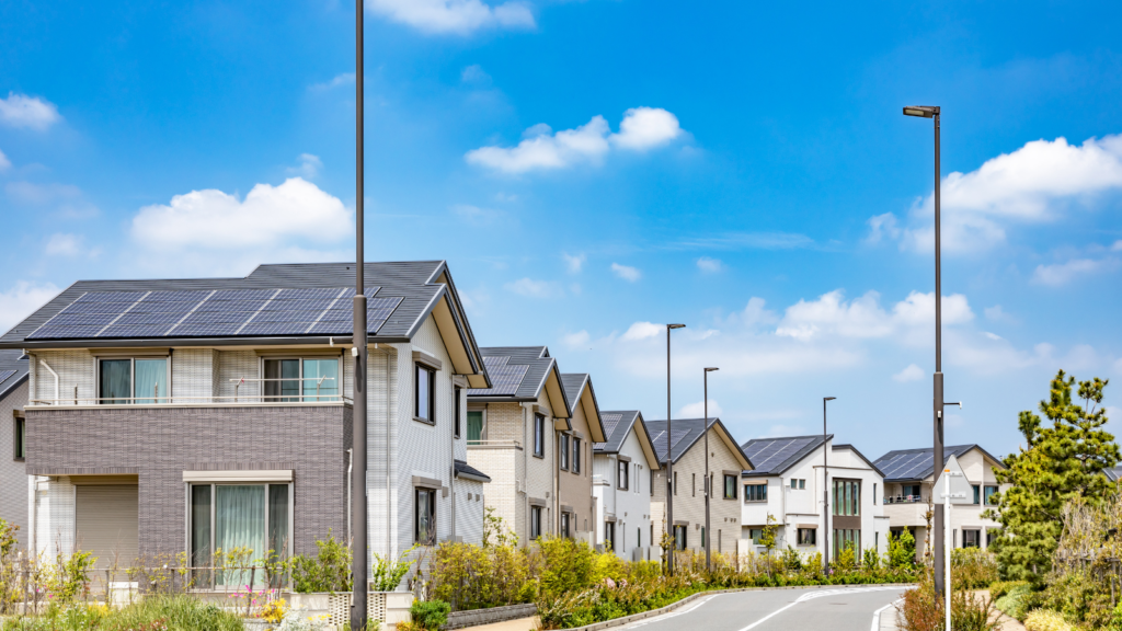 太陽光パネルを設置している戸建て住宅の画像