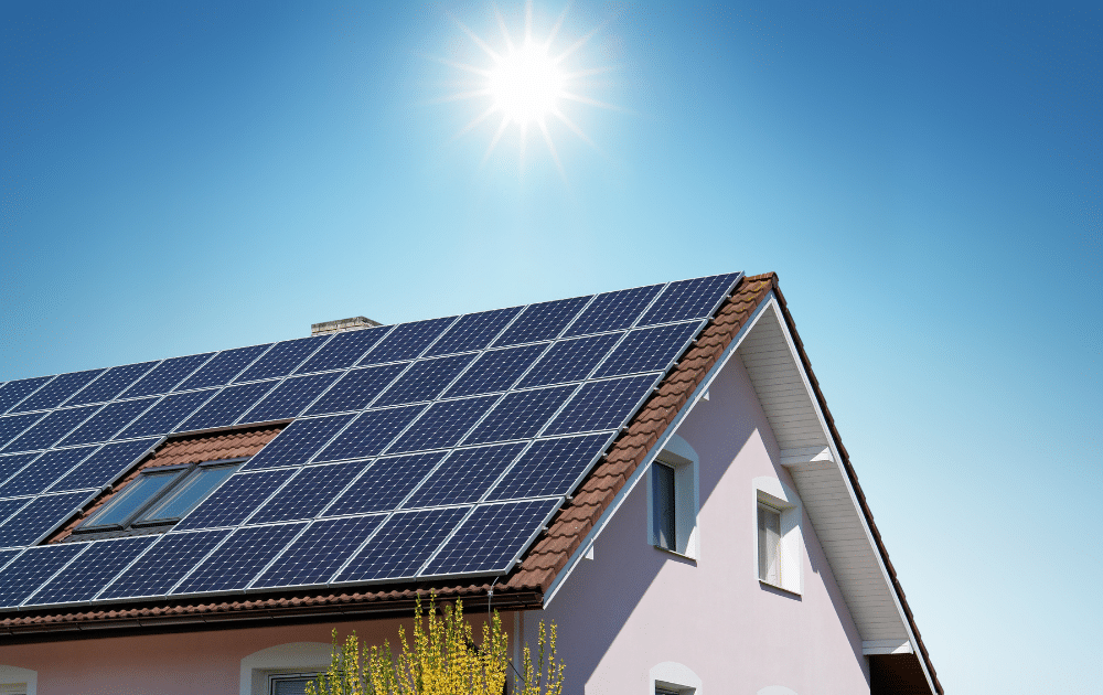 太陽光発電システムを設置した住宅屋根の画像