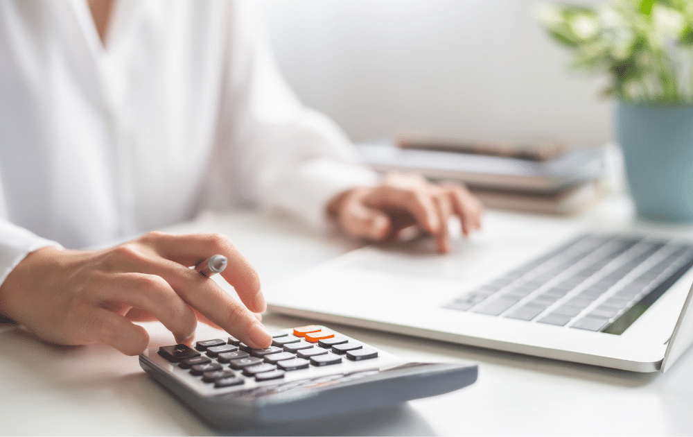 電卓を使って改修費用を計算している女性の画像