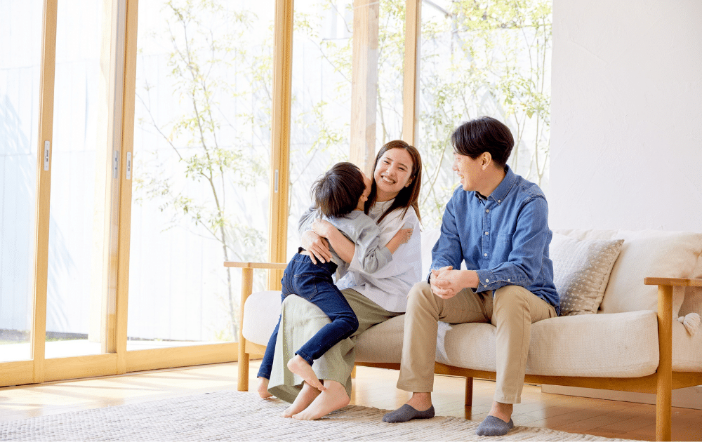 笑顔で話す家族の画像